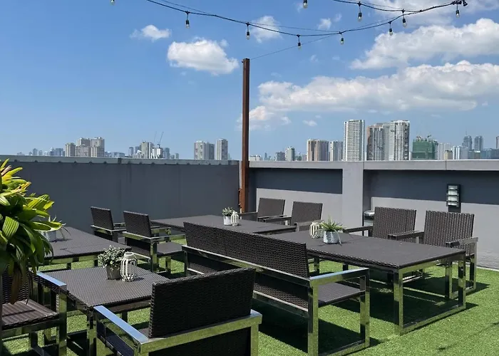 Shane's Spot Pool Netflix And Wi-fi Near Cbd Apartamento Manila